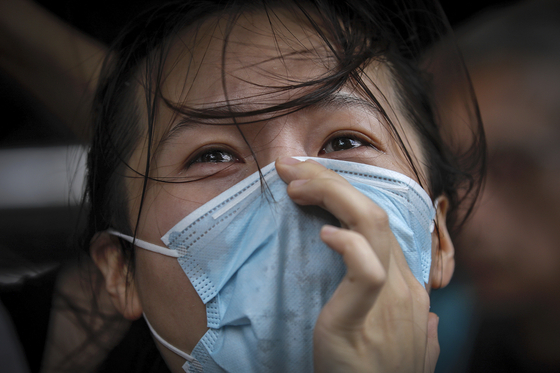 31일 홍콩의 한 여성이 동부법원 인근에서 경찰의 시위대 기소를 비난하며 눈물을 흘리고 있다. [AP=연합뉴스]