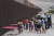 아이들이 멕시코와 미국 국경에 설치된 시소를 타며 놀고 있다. 미국 건축가인 로널드 라엘 캘리포니아대 교수는 28일(현지시간) 미국 텍사스주 엘패소와 멕시코 시우다드후아레스 사이에 화합의 의미를 담은 분홍색 시소를 설치했다. [AP=연합뉴스]