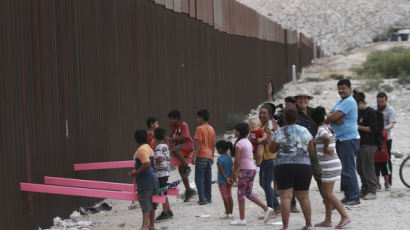 ‘비극의 온상’ 美-멕시코 국경에 등장한 분홍 구조물의 정체