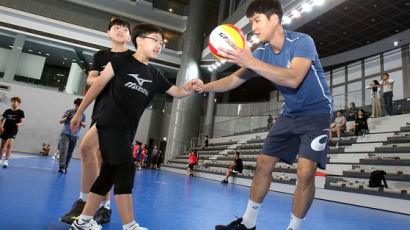 프로배구 현대캐피탈, 충남 초등학교 배구팀 초청 훈련