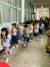 지난 25일 오전 서울 구로구의 한 초등학교에서 화학 용액 소량 유출 사고가 발생해 학생들이 대피하고 있다. [연합뉴스]