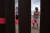미국인 가족이 멕시코 소년과 미국-멕시코 국경 사이에 설치된 시소를 타고 있다. 미국 건축가인 로널드 라엘 캘리포니아대 교수는 28일(현지시간) 미국 텍사스주 엘패소와 멕시코 시우다드후아레스 사이에 화합의 의미를 담은 분홍색 시소를 설치했다. [AFP=연합뉴스]