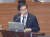 박상기 법무부 장관이 지난 11일 국회 교육·사회·문화 분야 대정부질문에 출석해 의원들의 질의에 답하고 있다. 임현동 기자