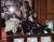 일본 ‘레이와신센구미’의 후나고 야스히코 의원(오른쪽)과 기무라 에이코 의원이 1일 휠체어를 타고 첫 등원해 본회의장에 자리하고 있다. [AP=연합뉴스] 