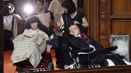 중증 장애인 참의원 위해 '특별석' 마련한 일본 의회