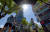 광주와 전남 대부분 지역에 폭염특보가 발효된 1일 오후 광주 서구에서 시민들이 태양빛을 맞으며 걸음을 옮기고 있다. [뉴시스]