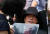 루게릭 환자인 후나고 야스히코 의원이 1일 일본 도쿄 의사당 앞에 도착해 취재진의 질문에 답변하고 있다. [AFP=연합뉴스]