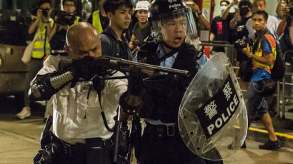 [사진] 홍콩 경찰, 시위대에 고무탄 조준사격