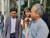 주한 미얀마 대사관 관계자들이 1일 기자들의 질문에 답하고 있다. 대사관 제야 띤윈틴 노무관(왼쪽)과 대사관 통역사(오른쪽)다. 신혜연 기자