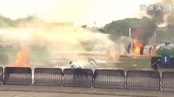 홍콩 주둔 인민해방군, 장갑차 앞세우고 물대포 쏘는 시위 진압훈련 영상공개 