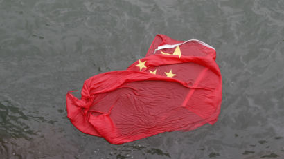 바다에 오성홍기 버린 홍콩시위대···현상금 걸고 검거나선 정부