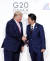 도널드 트럼프(왼쪽) 미국 대통령이 지난 6월 28일 오전 인텍스 오사카에서 열린 G20 정상회의 공식 환영식에서 의장국인 일본 아베 신조 총리와 인사하고 있다. [청와대사진기자단]
