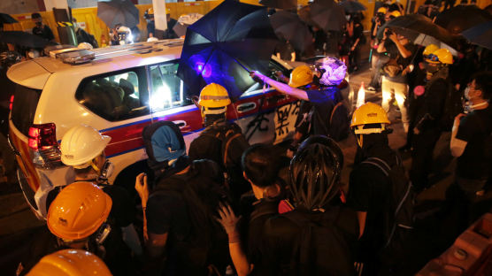 격렬해지는 홍콩 시위 현장…中정부건물에 물대포 첫 배치