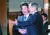 유엔 총회 참석 중인 문재인 대통령과 아베 신조 일본 총리가 25일 오전(현지시간) 미국 뉴욕 파커 호텔에서 만나 악수하고 있다. [연합뉴스]