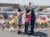  5일(현지시간) 미국 텍사스주 엘패소 쇼핑몰에서 한 가족이 포옹하고 있다. [AFP=연합뉴스]