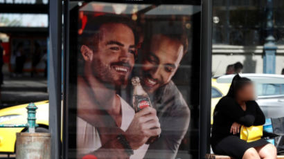 코카콜라, 헝가리서 동성 커플 광고 논란…무슨 내용이길래