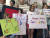 총기규제를 요구하는 시민들이 5일 미국 뉴햄프셔에서 &#34;총기 폭력을 중단하라&#34;는 등의 피켓을 들고 시위를 하고 있다. [AP=연합뉴스]