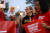 시민들이 5일(현지시간) 미국 총기협회 앞에서 희생자를 추모하는 촛불집회를 열고 있다. [AP=연합뉴스]