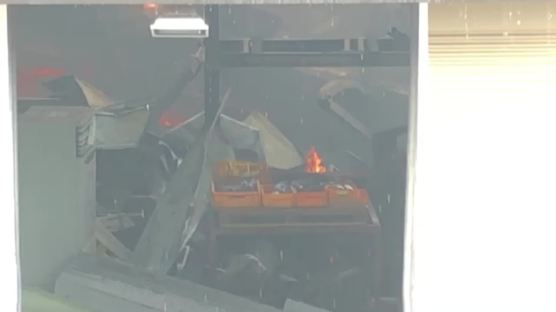 안성 종이상자 공장서 폭발 화재…소방관 1명 사망, 부상 10명