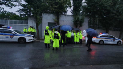 "일본에 질 수 없다" 日대사관저 앞에서 항의 시위