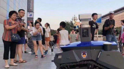 베이징 명물 된 로봇경찰 '안순사'…영화 '로보캅' 이 현실로 