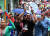 시위에 참가한 시민들이 6일(현지시간) 온두라스 테구시갈파 시내에서 마약 밀매에 연루된 에르난데스 대통령의 퇴진을 요구하는 구호를 외치고 있다. [AFP=연합뉴스] 