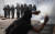 온두라스 시위대가 6일(현지시간) 테구시갈파 시내에서 경찰과 대치하며 돌을 던지고 있다. [AP=연합뉴스]  