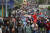 시위에 참가한 시민들이 6일(현지시간) 온두라스 테구시갈파 시내에서 마약 밀매에 연루된 에르난데스 대통령의 퇴진을 요구하는 구호를 외치며 행진하고 있다. [AP=연합뉴스]  