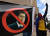 대학생들이 6일(현지시간) 온두라스 테구시갈파 시내에서 마약 밀매에 연루된 에르난데스 대통령의 퇴진을 요구하며 시위를 벌이고 있다. [AFP=연합뉴스] 