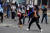 온두라스 시위대가 6일(현지시간) 테구시갈파 시내에서 경찰을 향해 돌을 던지고 있다. [로이터=연합뉴스] 