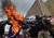  온두라스 시위대가 6일(현지시간) 테구시갈파 시내에서 깃발에 불을 붙이고 있다. [AFP=연합뉴스] 