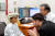 아랍에미리트 왕립병원(SKSH)에서 황용승 소아신경과 교수(오른쪽)가 어린이 환자를 진료하고 있다. 가운데는 통역 직원 칼리드. [사진 서울대병원]