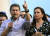 에르난데스 온두라스 대통령과 부인이 6일(현지시간) 테구시갈파 대통령 관저 밖에서 지지자들에게 연설하고 있다. [AFP=연합뉴스] 