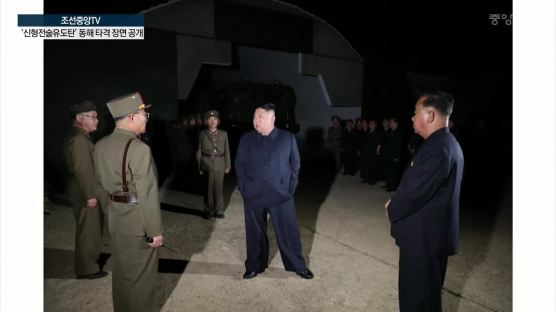 미사일, 평양상공 가로질렀다···김정은의 새벽 도발 자신감 