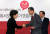 2012년 대선 당시 새누리당 박근혜 대선후보로부터 임명장 받는 최외출 기획조정 특별보좌관. [연합뉴스]