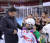 시진핑 중국 국가주석이 2017년 2월 베이징 우커숭 체육센터를 방문해 중국의 어린 아이스하키 선수들과 이야기를 나누고 있다. [중국 인민망]