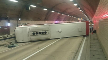 서울 양양고속도로 터널서 버스와 승용차 추돌…30여명 부상