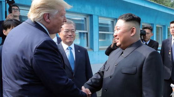[속보] 트럼프 “어제 김정은에게 매우 아름다운 친서 받아”