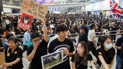 [서소문사진관] 홍콩 시위대, 공항 입국장 연좌농성 11일까지...람 장관 " 양보 없다"
