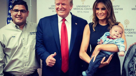 '총기 난사' 부모 잃은 아기와 엄지 척 사진찍은 트럼프