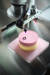 성수동 &#39;카페봇&#39;에 설치된 디저트봇이 케이크 위에 그림을 그리고 있다. 