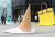 대구 한 백화점 앞에 설치된 조형물. 아이스크림 녹을 만큼 덥다는 것을 간접적으로 보여준다. [뉴스1]