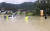 구조대원들이 10일 중국 저장성 타이저우시에서 태풍에 따른 폭우로 물에 잠긴 차량을 끌어내고 있다.[신화통신=연합뉴스]