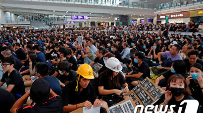 시위대 점령에 홍콩국제공항 올스톱···항공편 전면 취소 