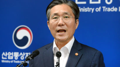  한국도 화이트국서 일본 배제 맞불… 협상 여지는 남겨놨다