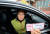 전남 영암군의 한 택시 운전기사가 ‘100원 택시 이용권’을 들고 있다. [중앙포토]