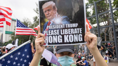 "홍콩을 해방시켜주세요" 성조기 이어 트럼프 사진 등장 홍콩 시위