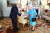 엘리자베스 2세 영국 여왕이 버킹엄 궁에서 새 총리로 선출된 보리스 존슨을 만나고 있다. [로이터=연합뉴스]