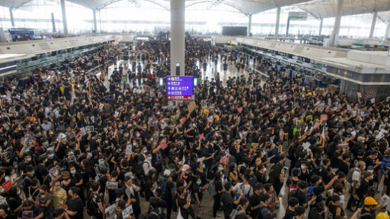 홍콩공항 폐쇄시킨 시위대···100년전처럼 '삼파투쟁' 나섰다