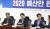 더불어민주당 이인영 원내대표(가운데)가 13일 오전 국회 의원회관에서 열린 2020 예산안 편성 당정협의에 참석해 자리하고 있다. [연합뉴스]